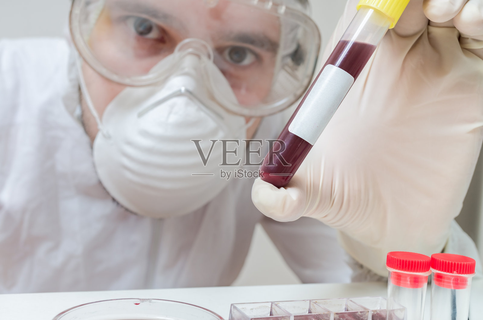 科学家正在试管中分析血液照片摄影图片