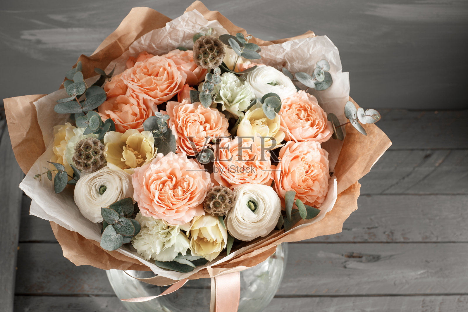 美丽的花束由不同的花在玻璃花瓶。色彩缤纷的混花。照片摄影图片