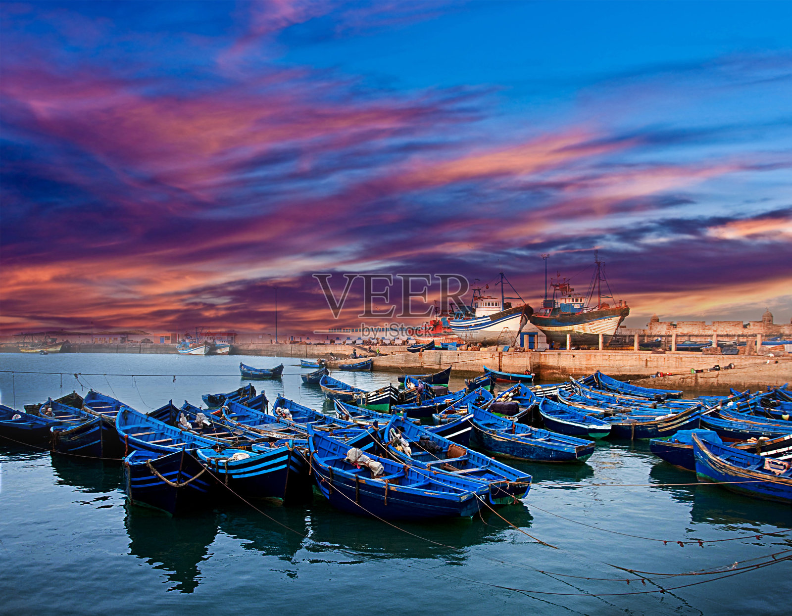 埃索维拉海岸上的蓝色渔船照片摄影图片