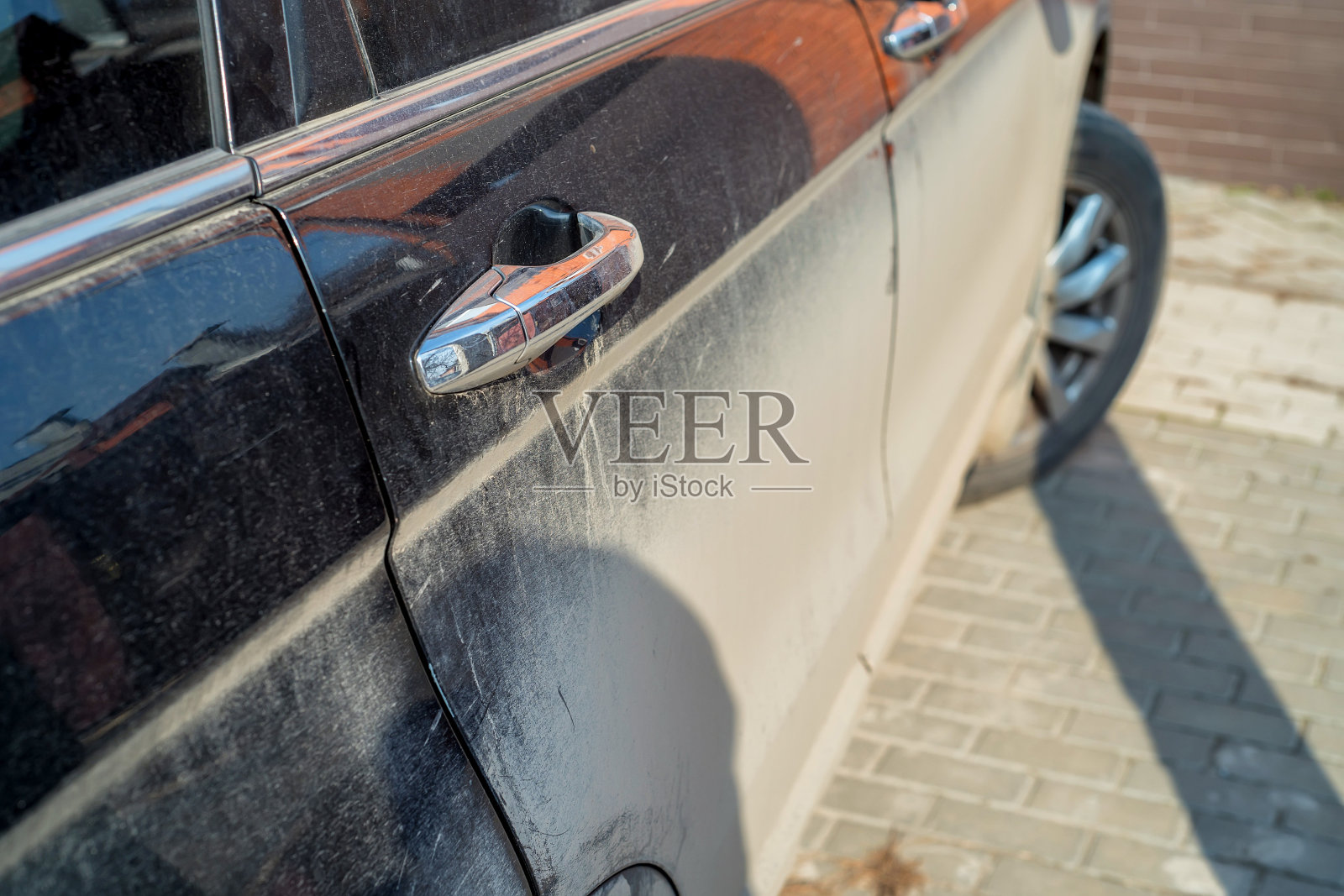 脏的车边照片摄影图片