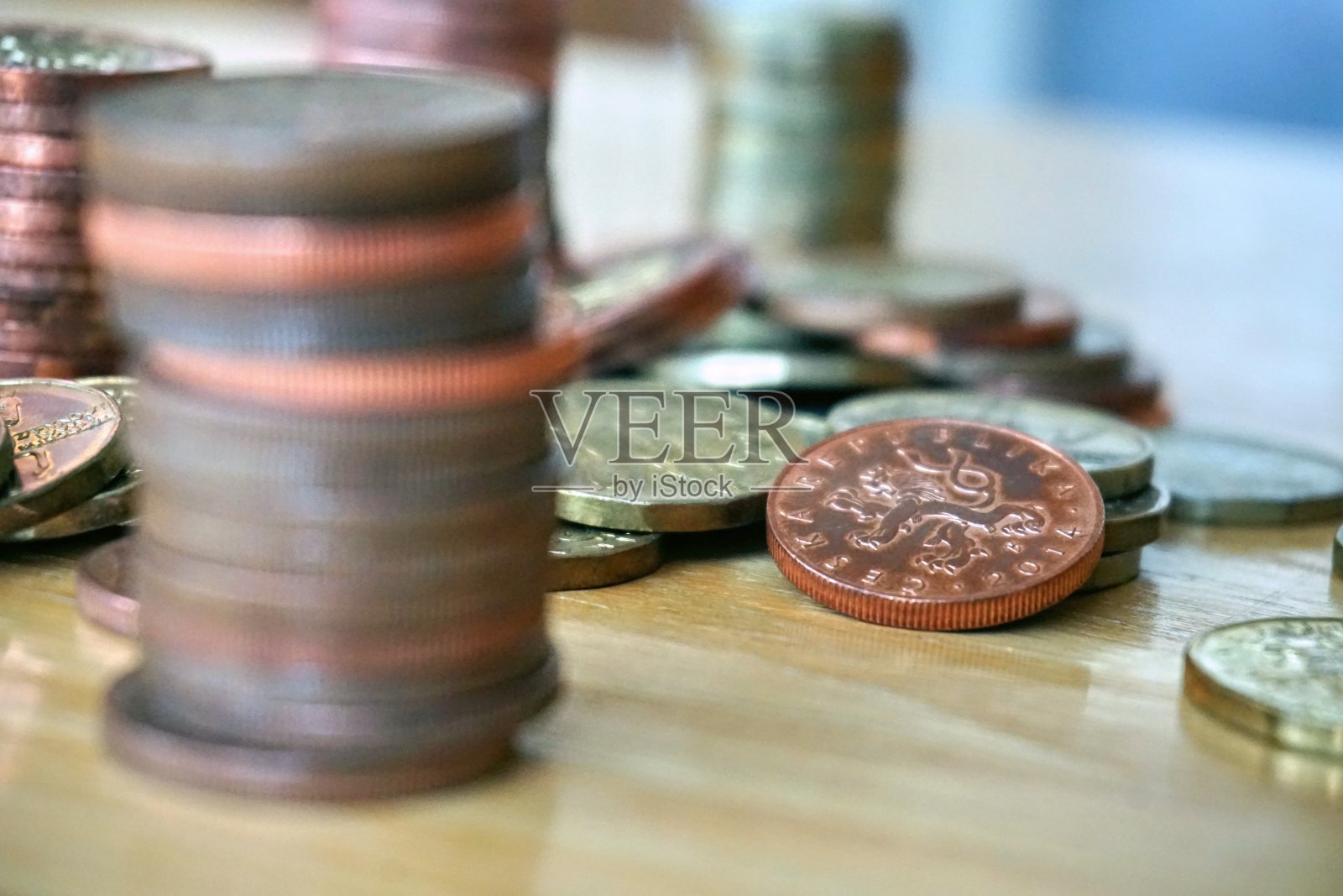 成堆的金银和铜币照片摄影图片