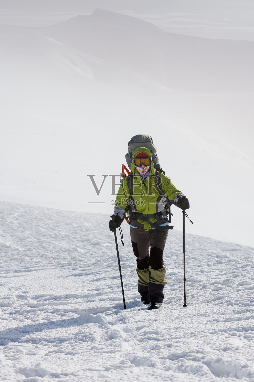 冬季在喀尔巴阡山脉徒步旅行的人照片摄影图片