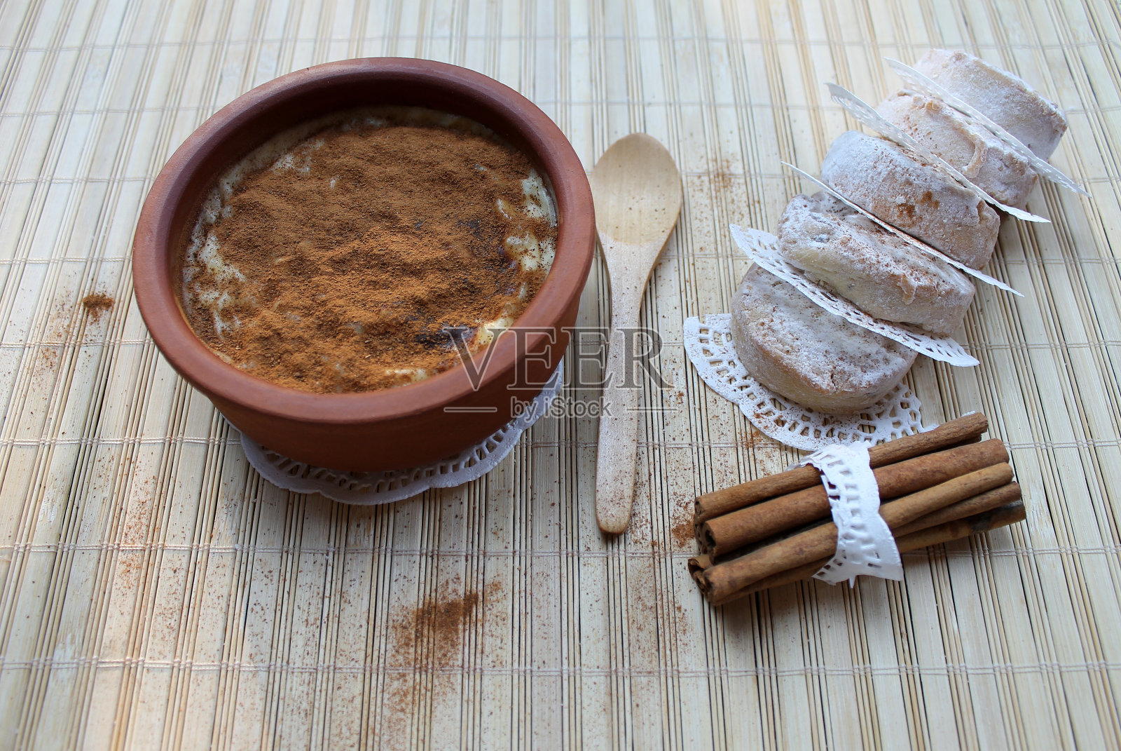 牛奶米布丁，土耳其甜点和酥饼照片摄影图片