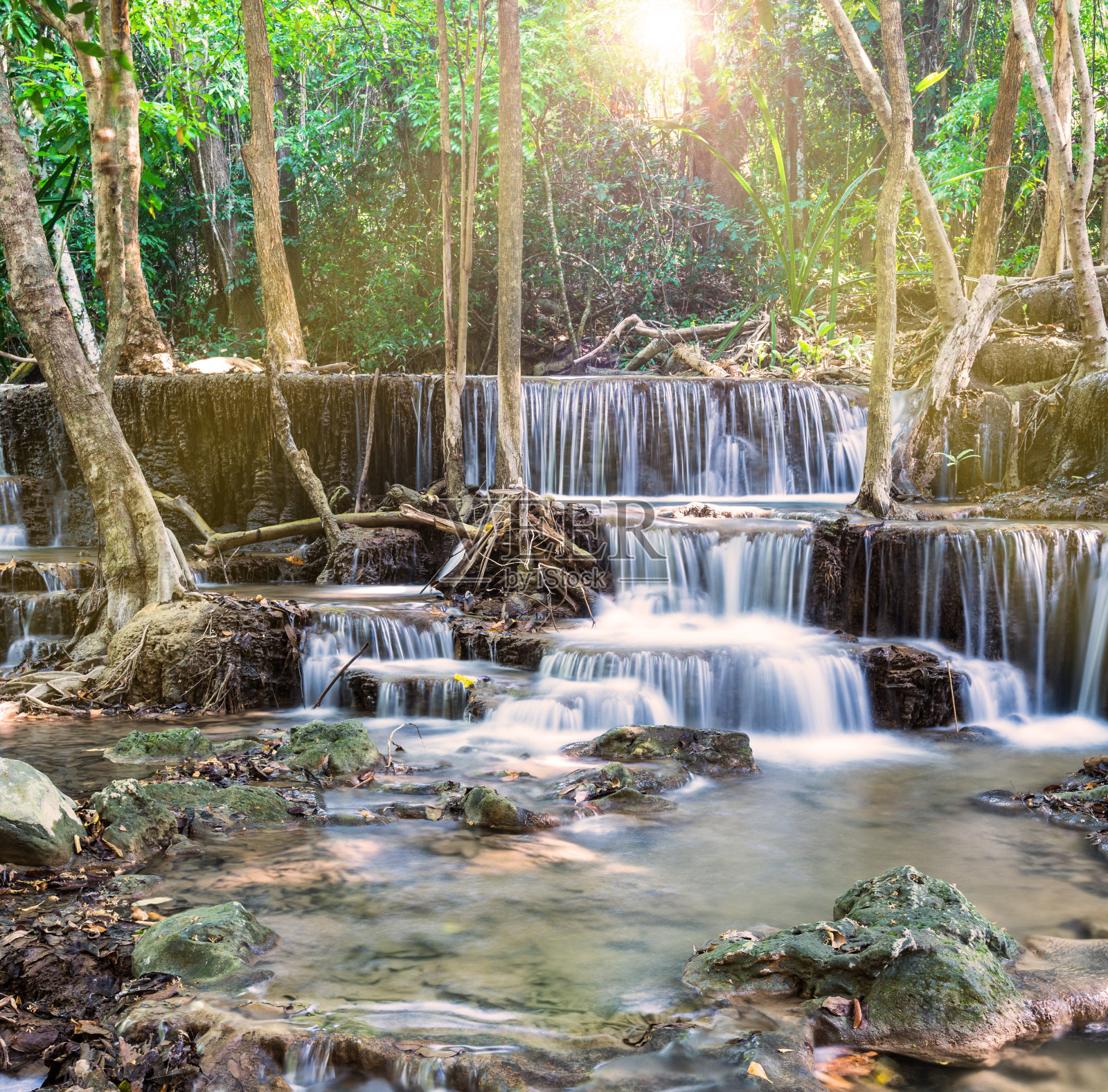 泰国Huay Mae Kamin热带森林中的瀑布照片摄影图片