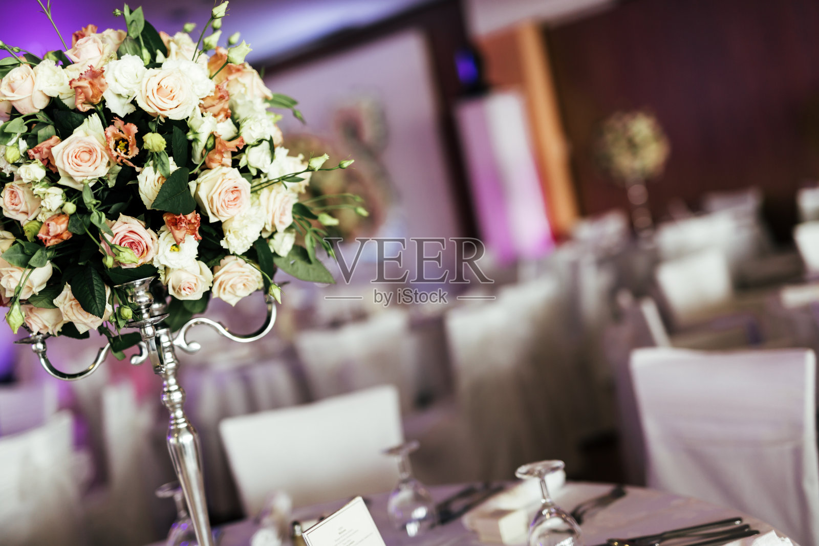 漂亮的装饰在婚礼桌上照片摄影图片