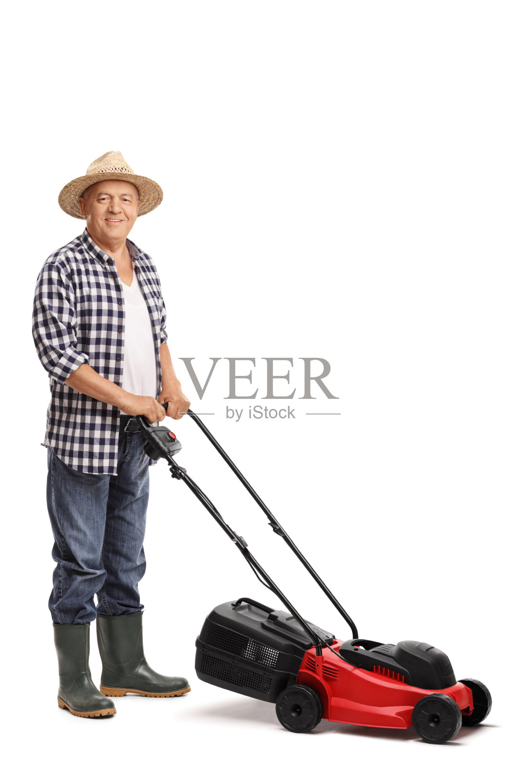 成熟的男人摆着红色割草机照片摄影图片