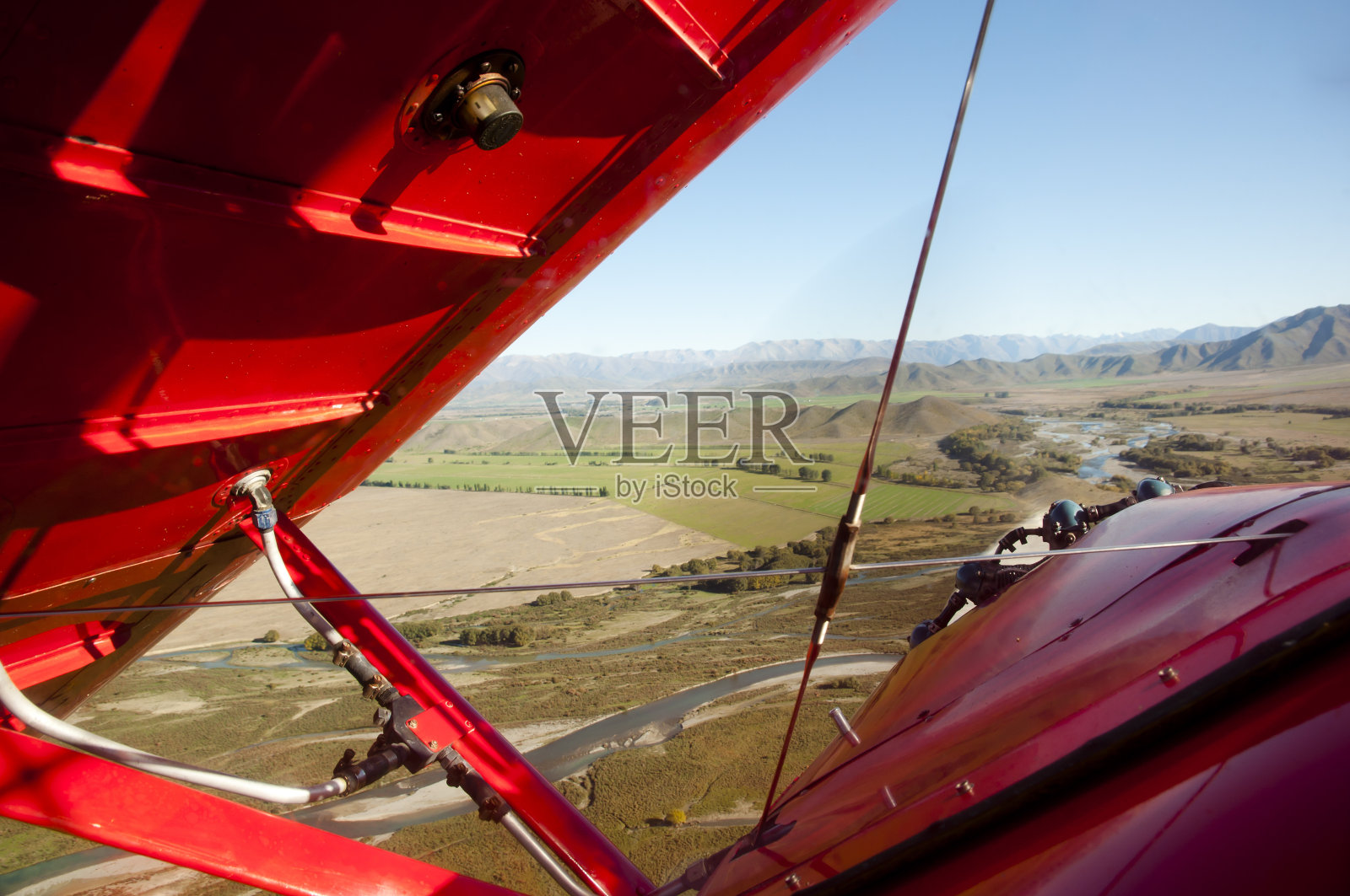 飞行中的双座飞机照片摄影图片