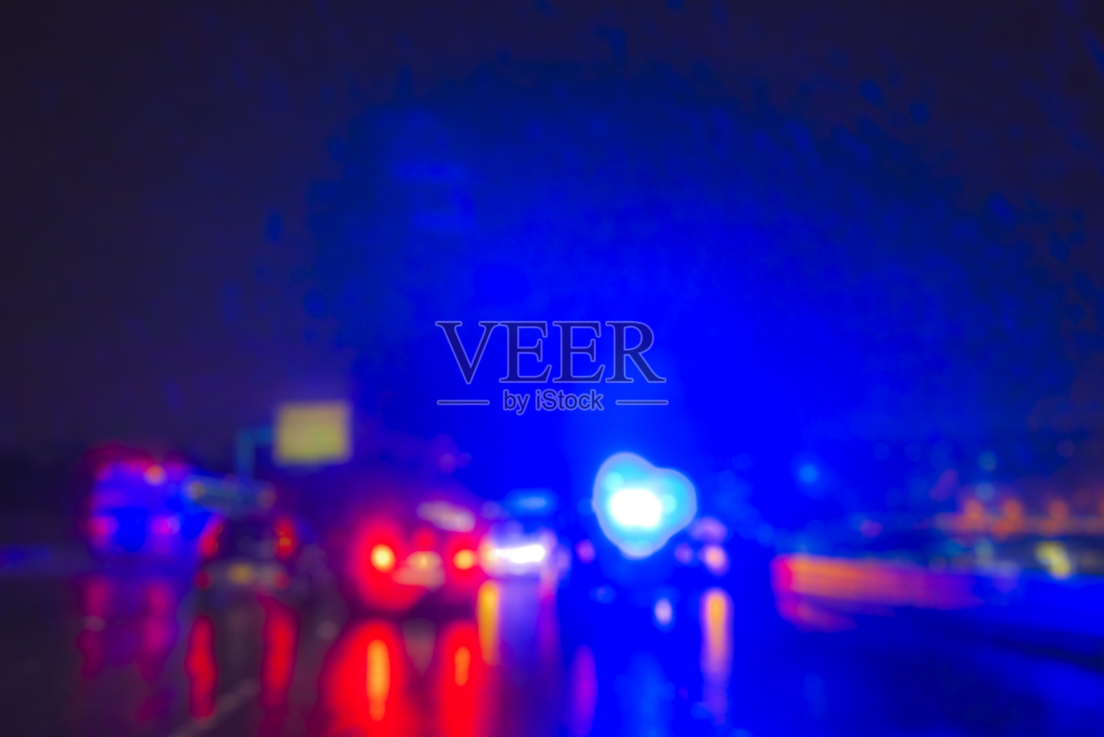 事故发生时，夜间警车的灯光模糊了。照片摄影图片