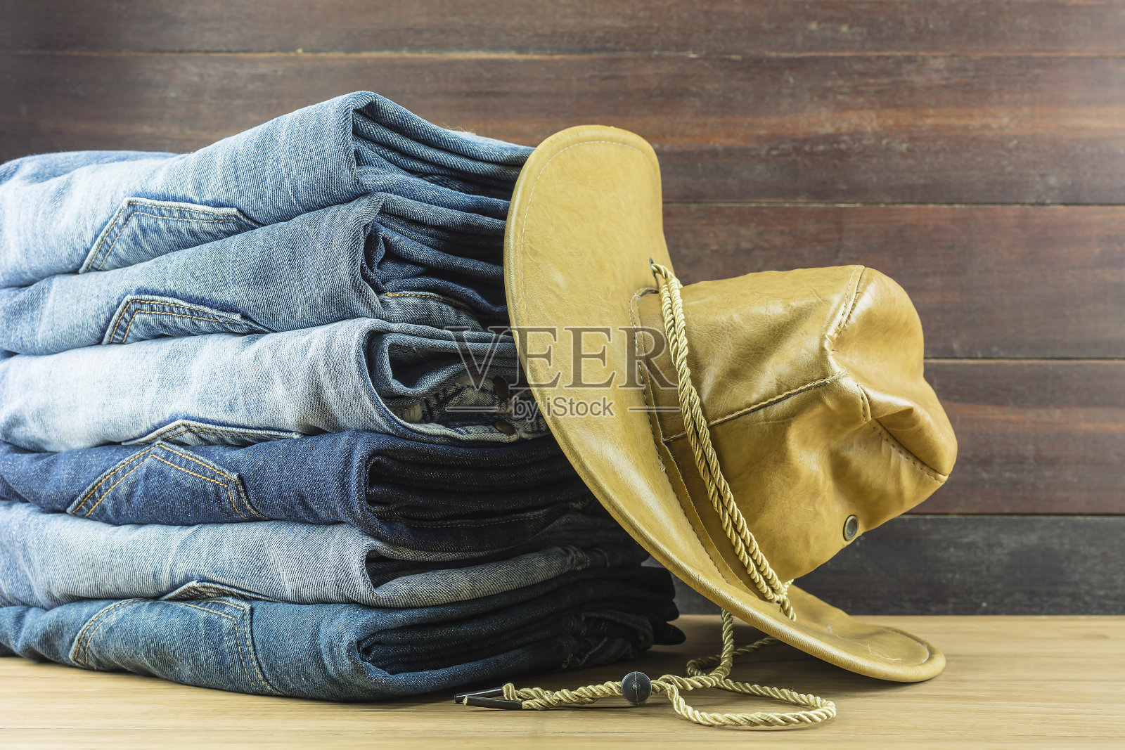 木制背景上的牛仔裤。照片摄影图片