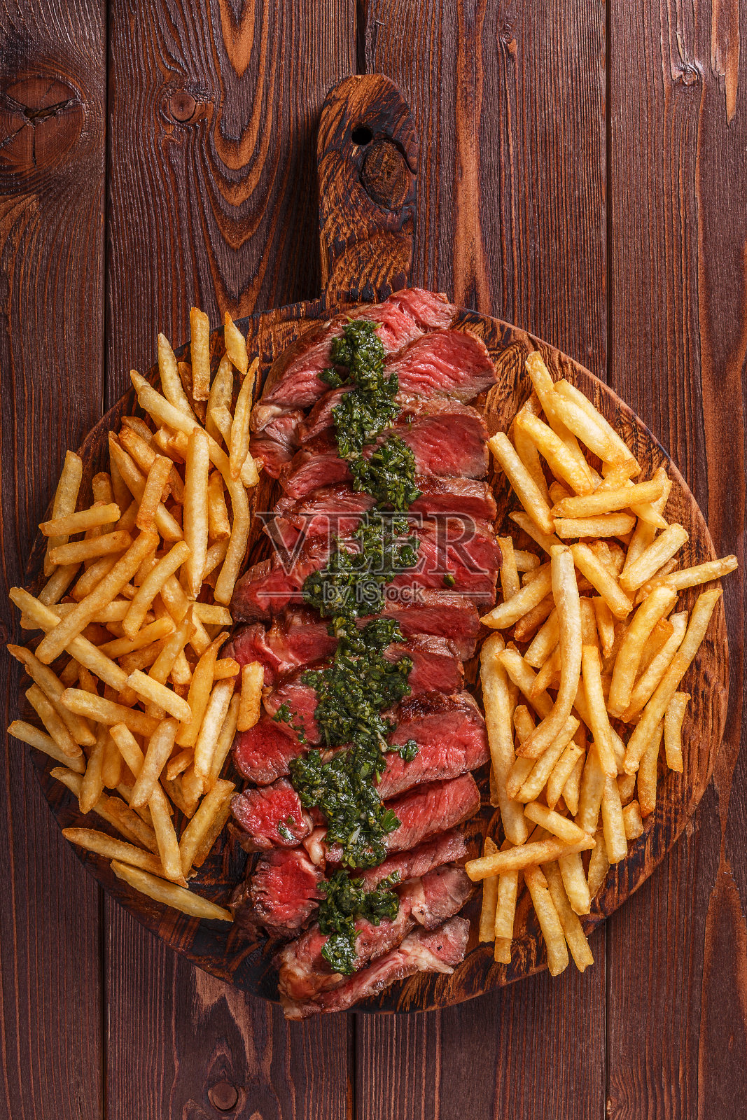 肋眼牛排配意大利辣酱和炸薯条。照片摄影图片