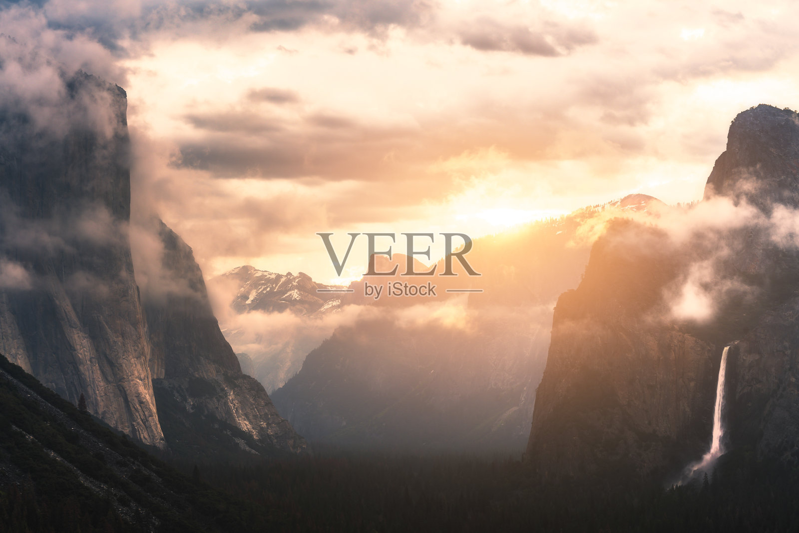 埃尔首都和大教堂悬崖与森林前景。照片摄影图片