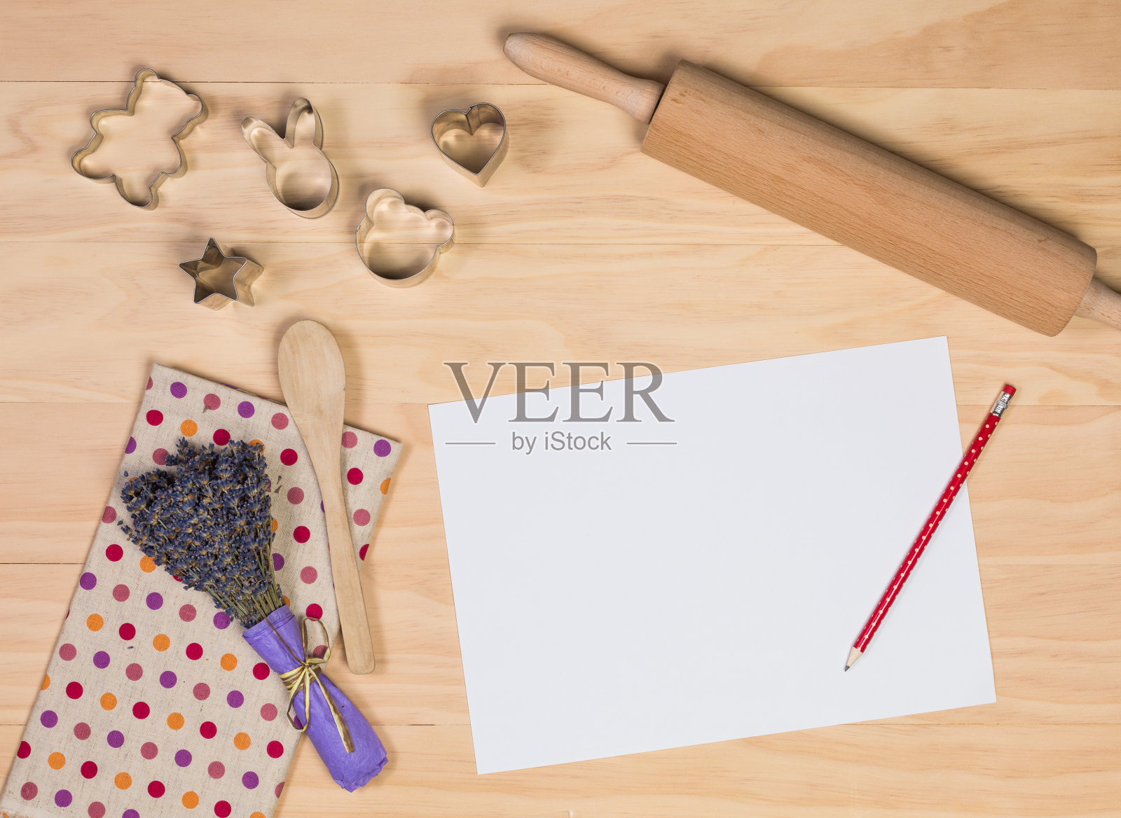 纸，铅笔和一些厨房用具照片摄影图片