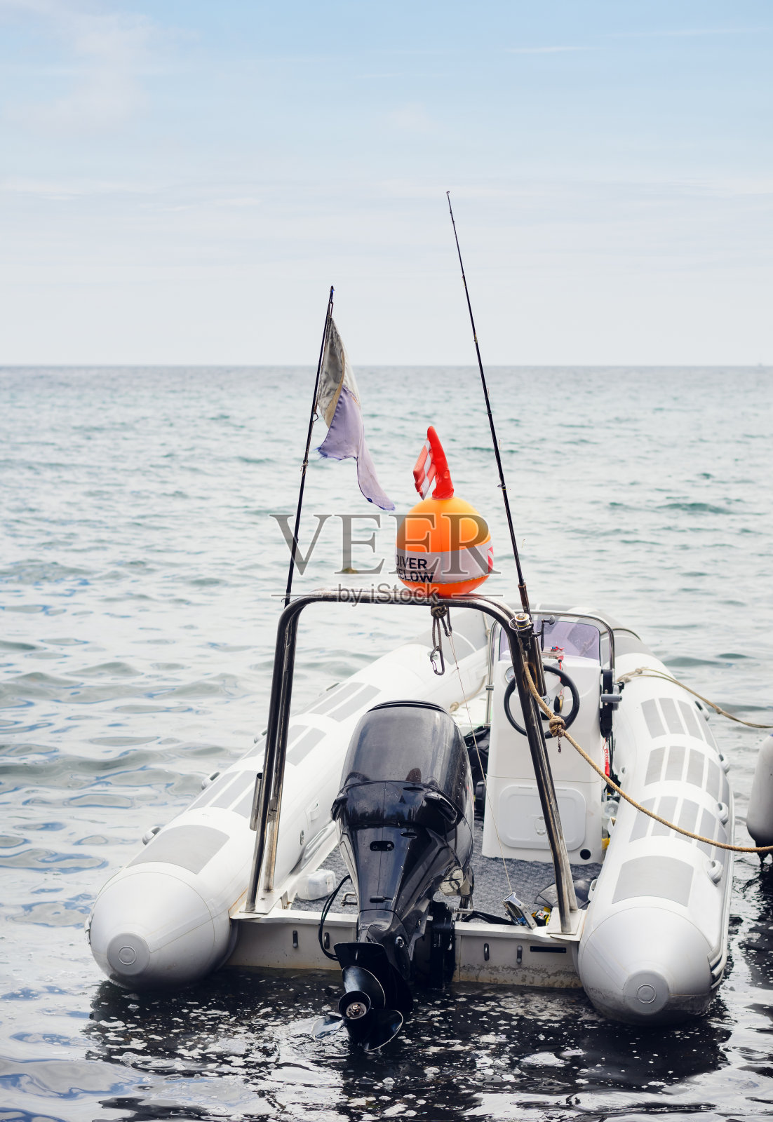 停泊在码头的充气小渔船照片摄影图片
