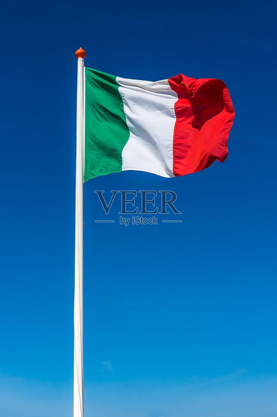 蓝天上的意大利国旗照片摄影图片