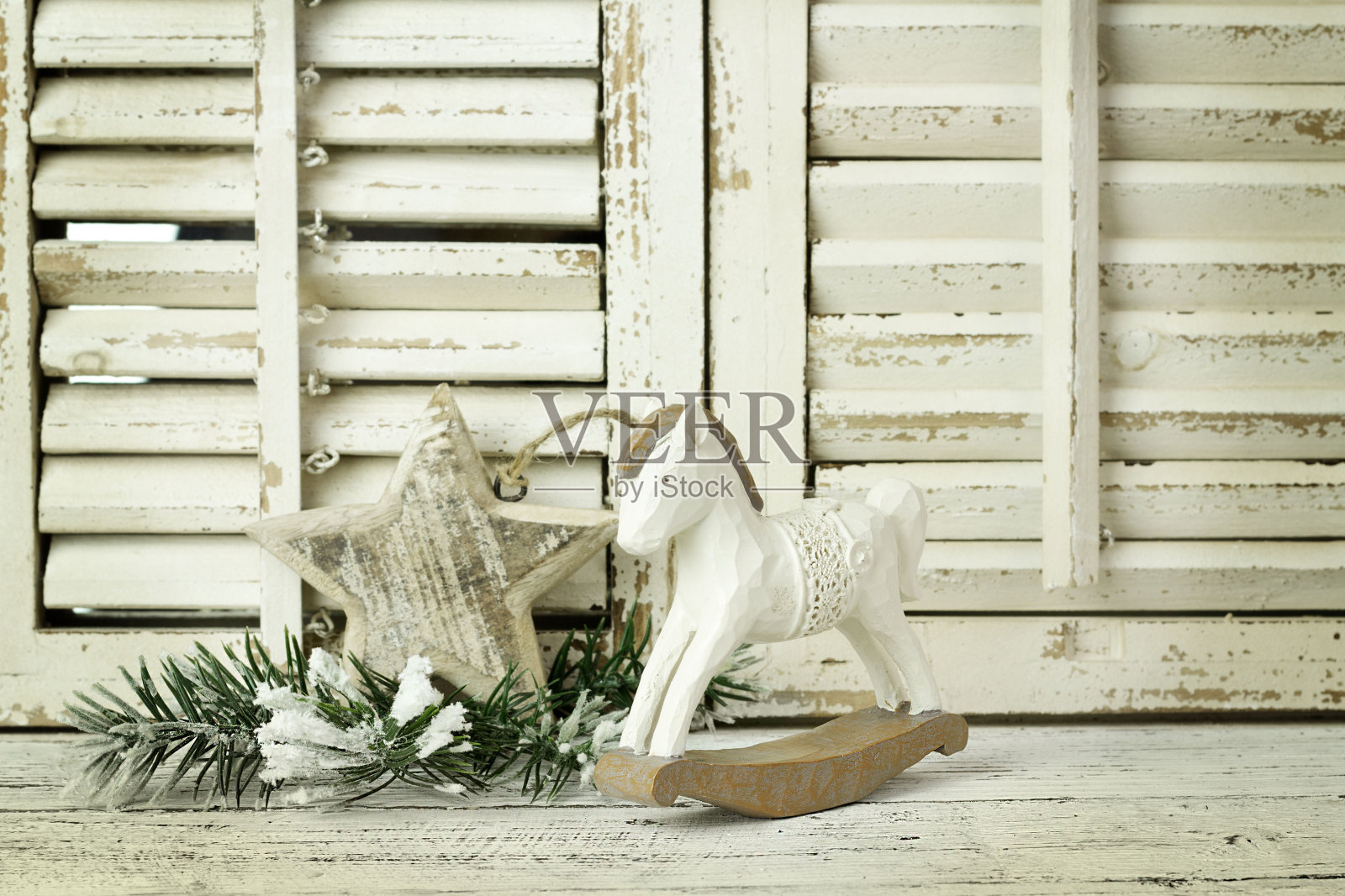 木制的木马在一个木制的乡村背景照片摄影图片