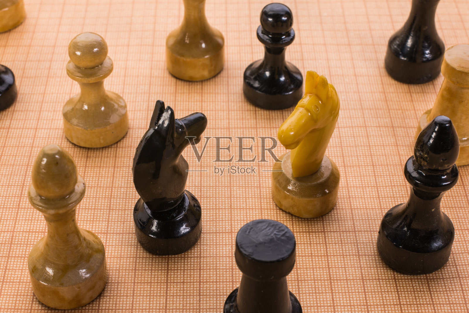 棋盘上的棋子照片摄影图片