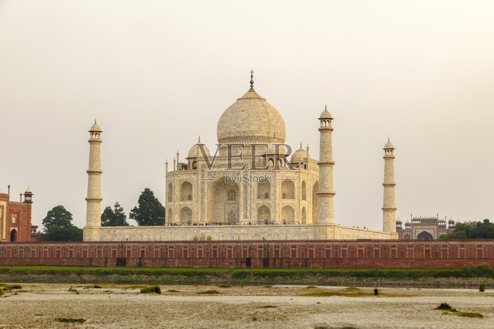 夕阳下亚穆纳河上的泰姬陵照片摄影图片