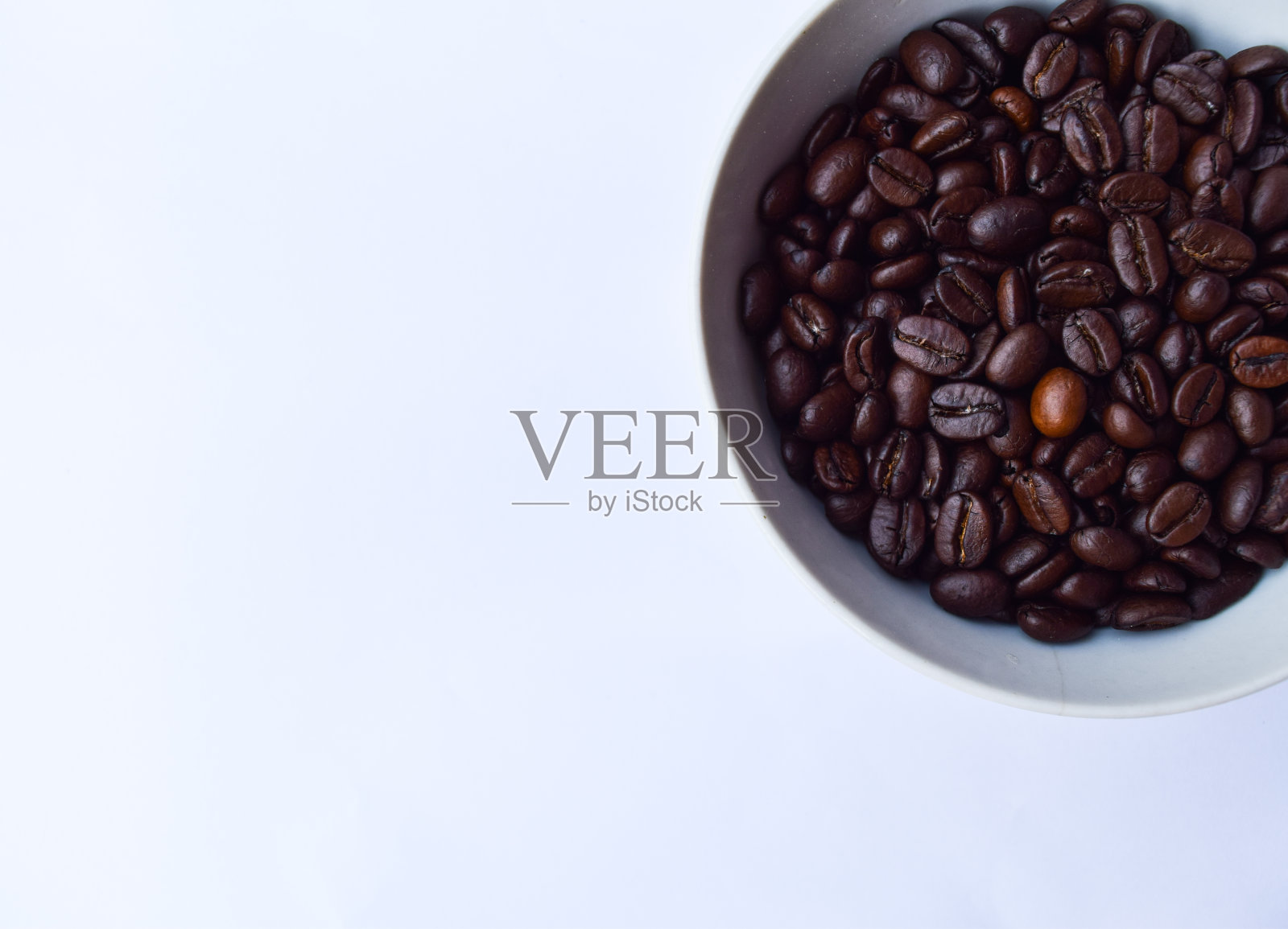白色背景上分离出的咖啡豆照片摄影图片