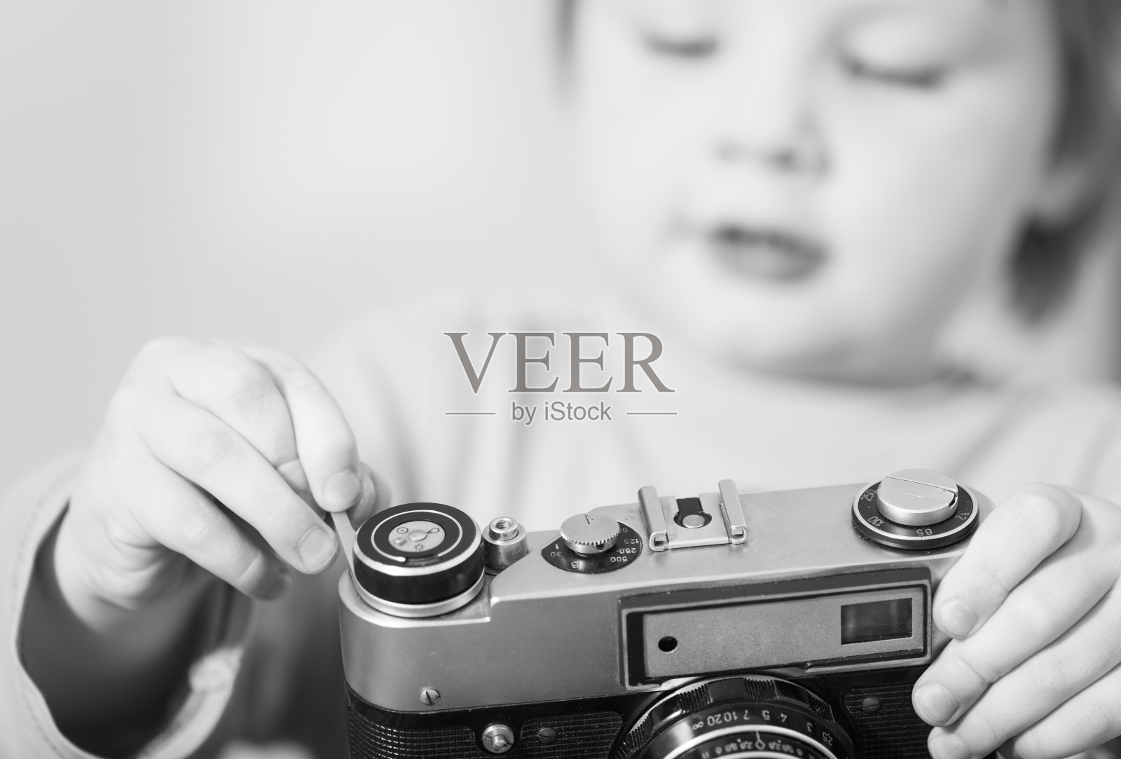 小男孩和老式相机照片摄影图片