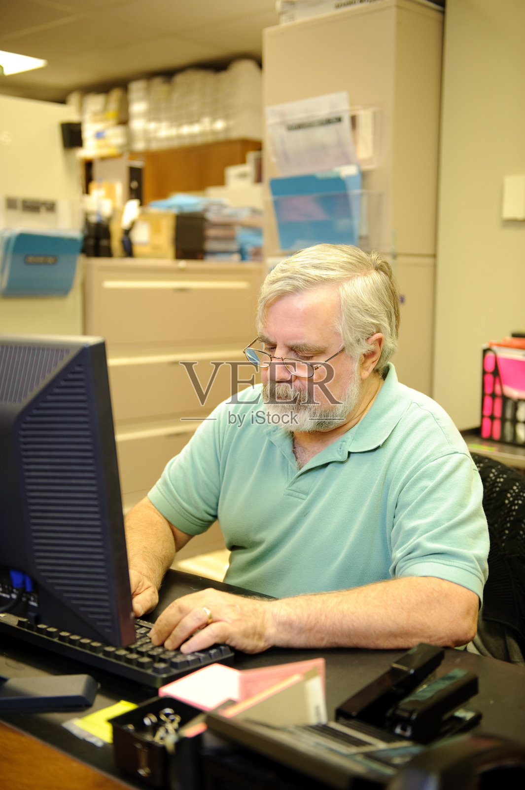 办公室职员在电脑上打字照片摄影图片