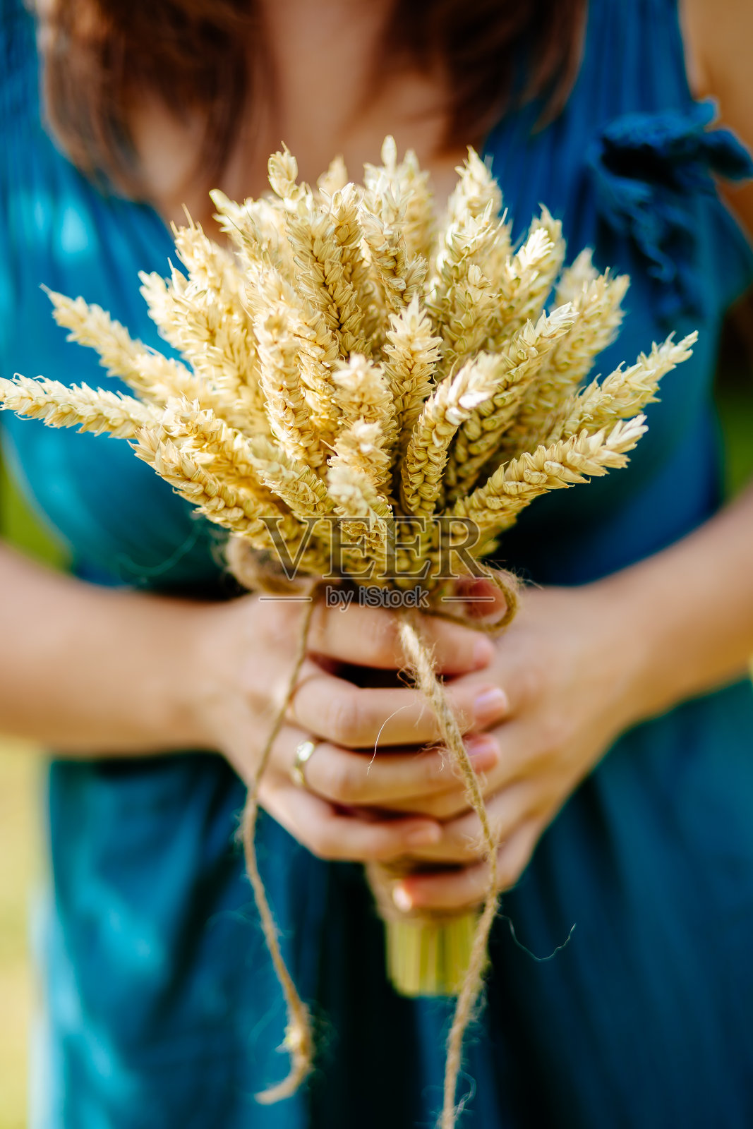 母亲手里捧着小麦穗的花束照片摄影图片