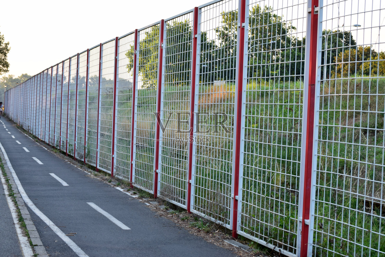 自行车道被高高的围栏包围着照片摄影图片