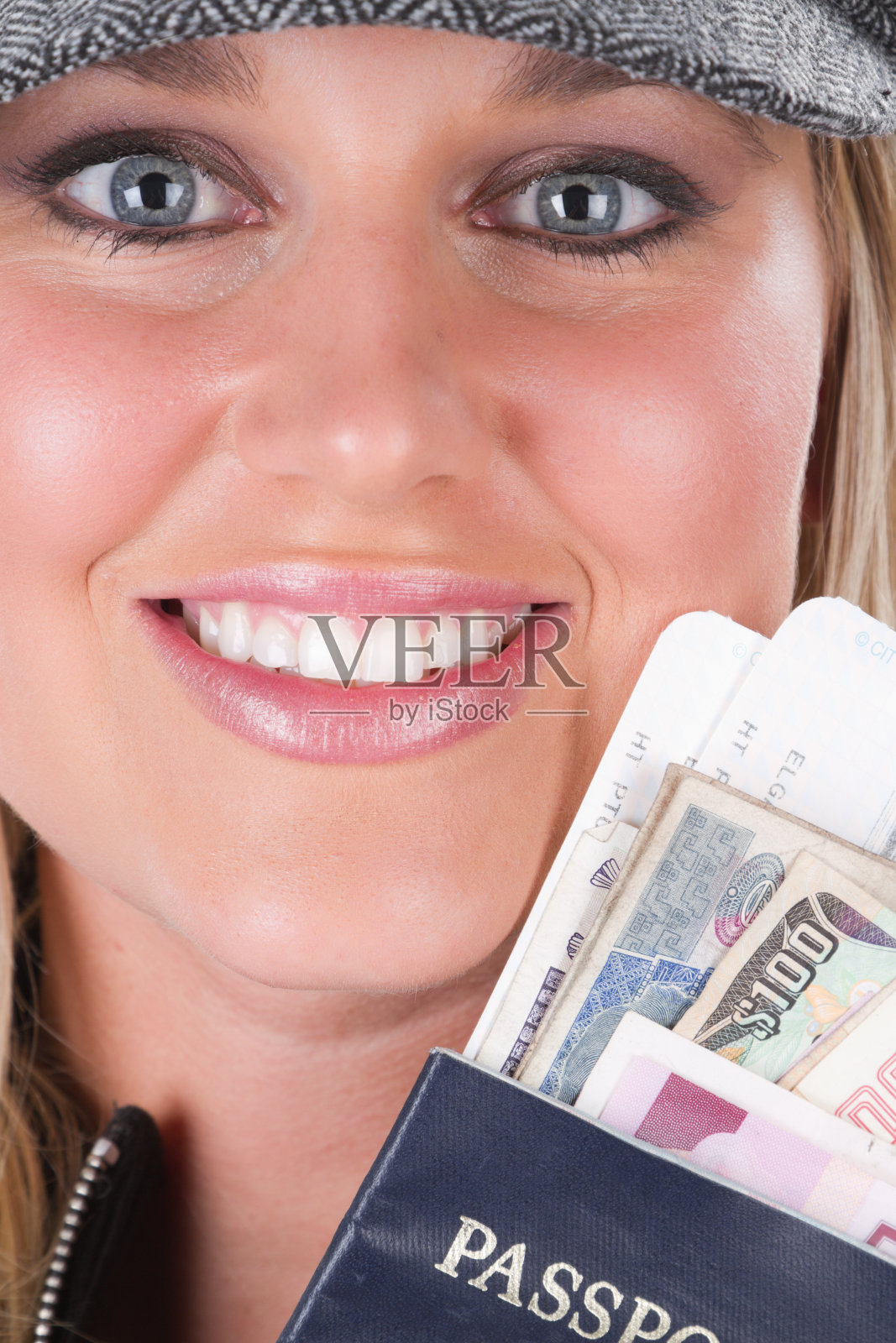 带着护照，现金和机票的漂亮女人照片摄影图片