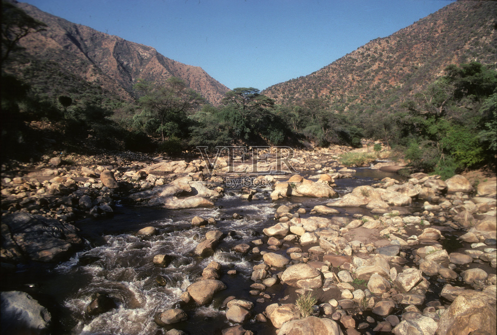 探索马修斯山脉，清澈的溪流，肯尼亚北部照片摄影图片