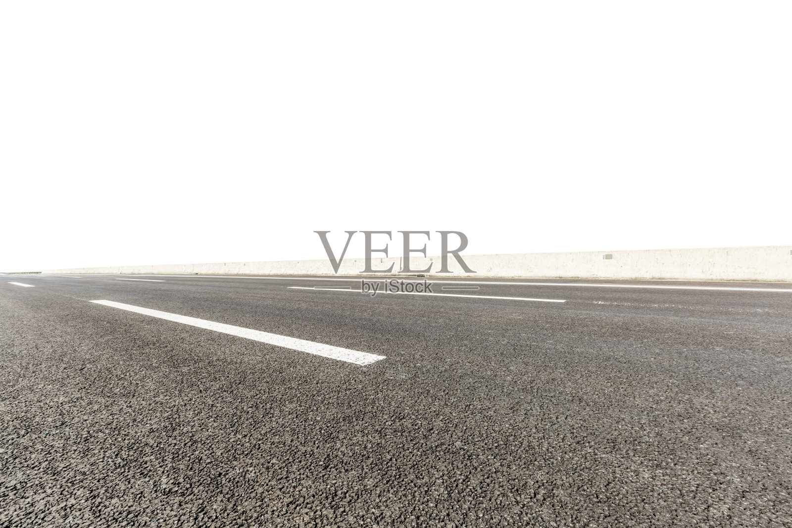 柏油路前面的白色背景照片摄影图片