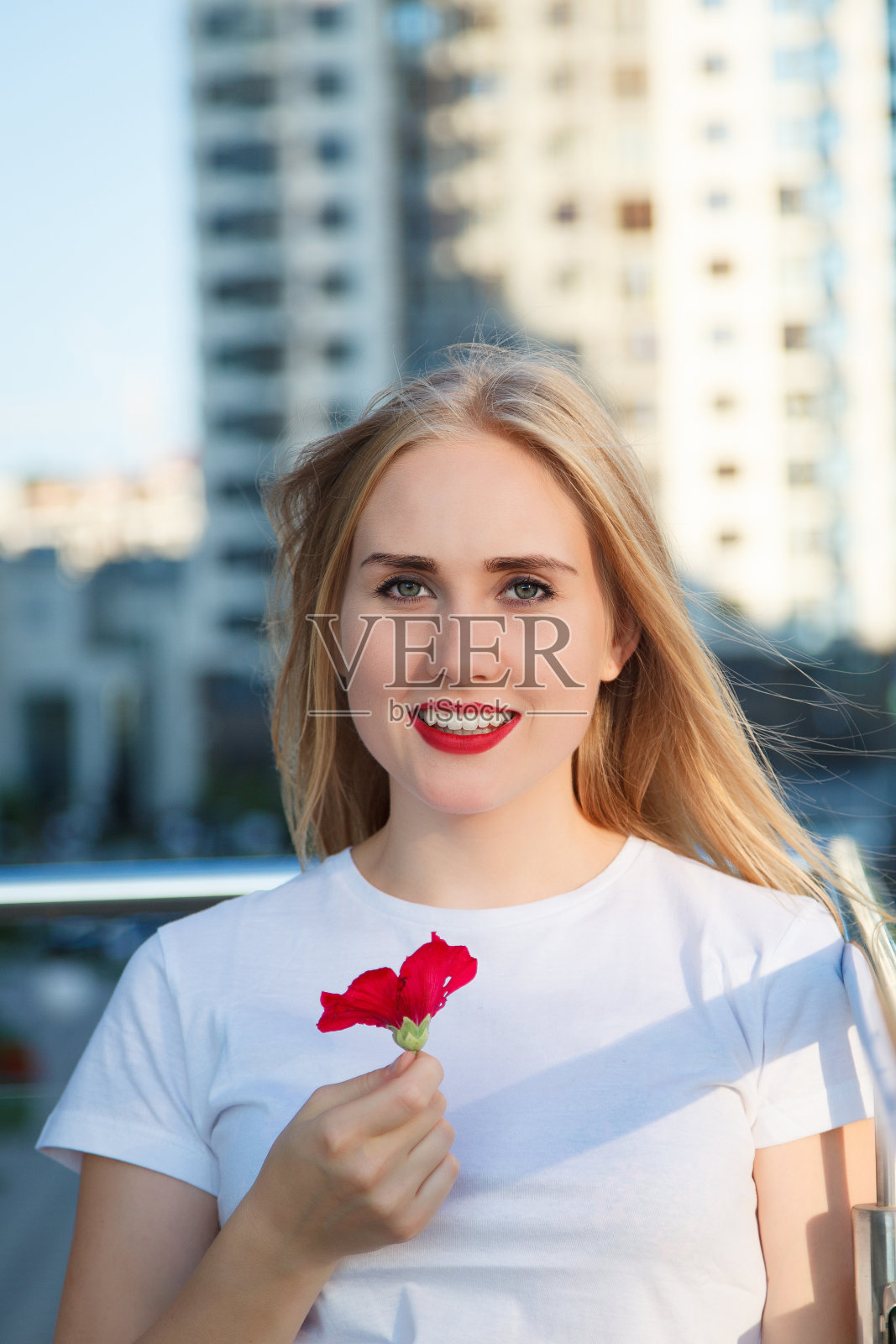 兴高采烈的女孩，手里拿着一朵花照片摄影图片