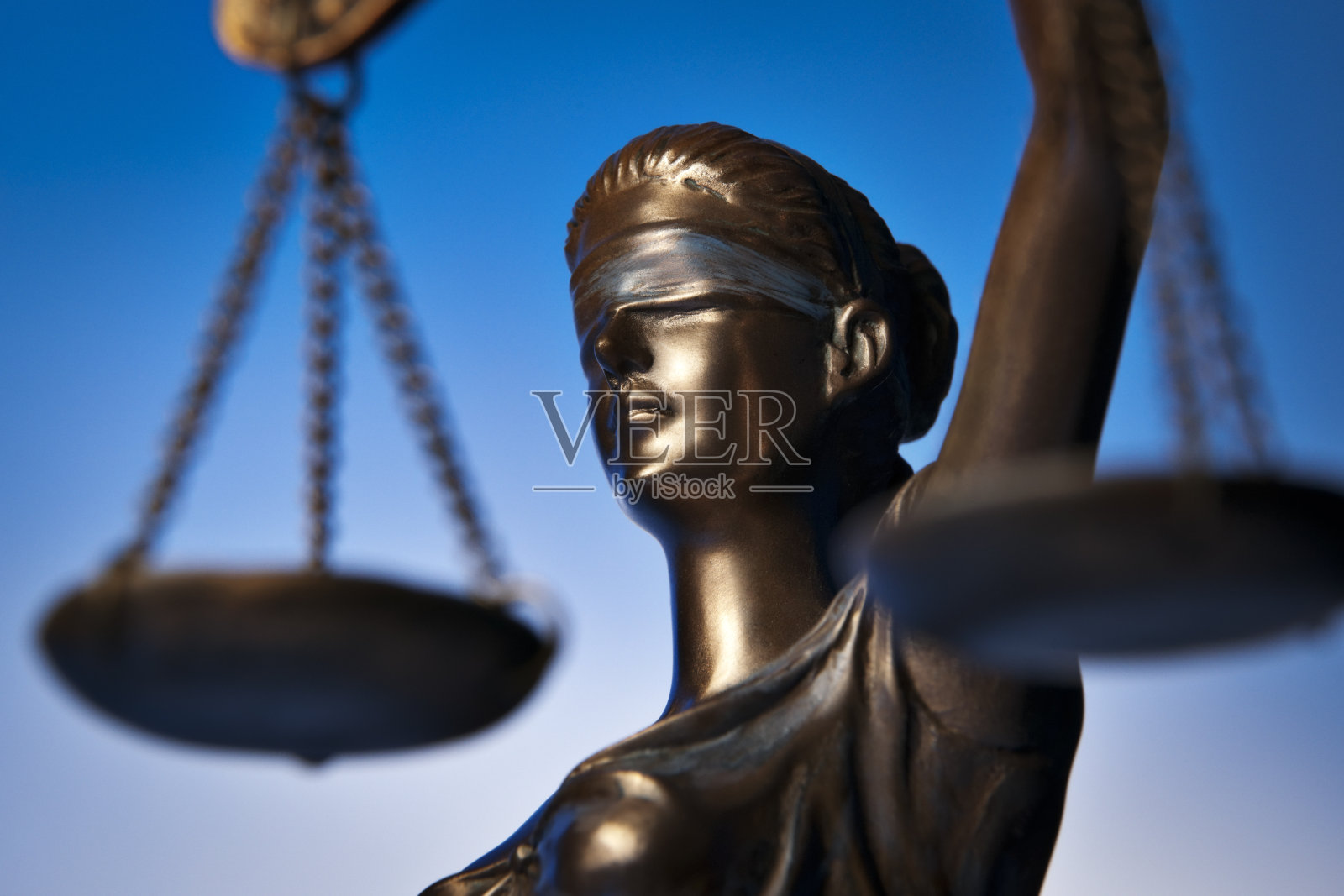 忒弥斯的青铜雕像，前面有一个天平照片摄影图片