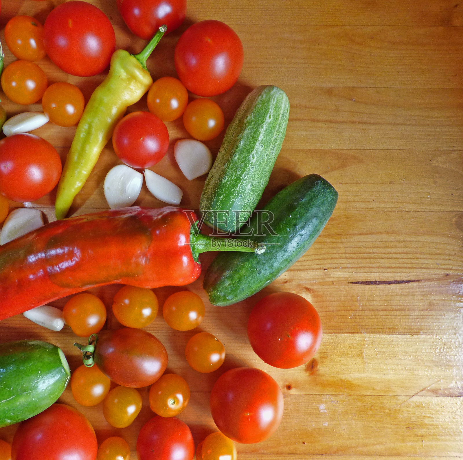 西红柿，樱桃，黄瓜，大蒜和辣椒-蔬菜背景照片摄影图片