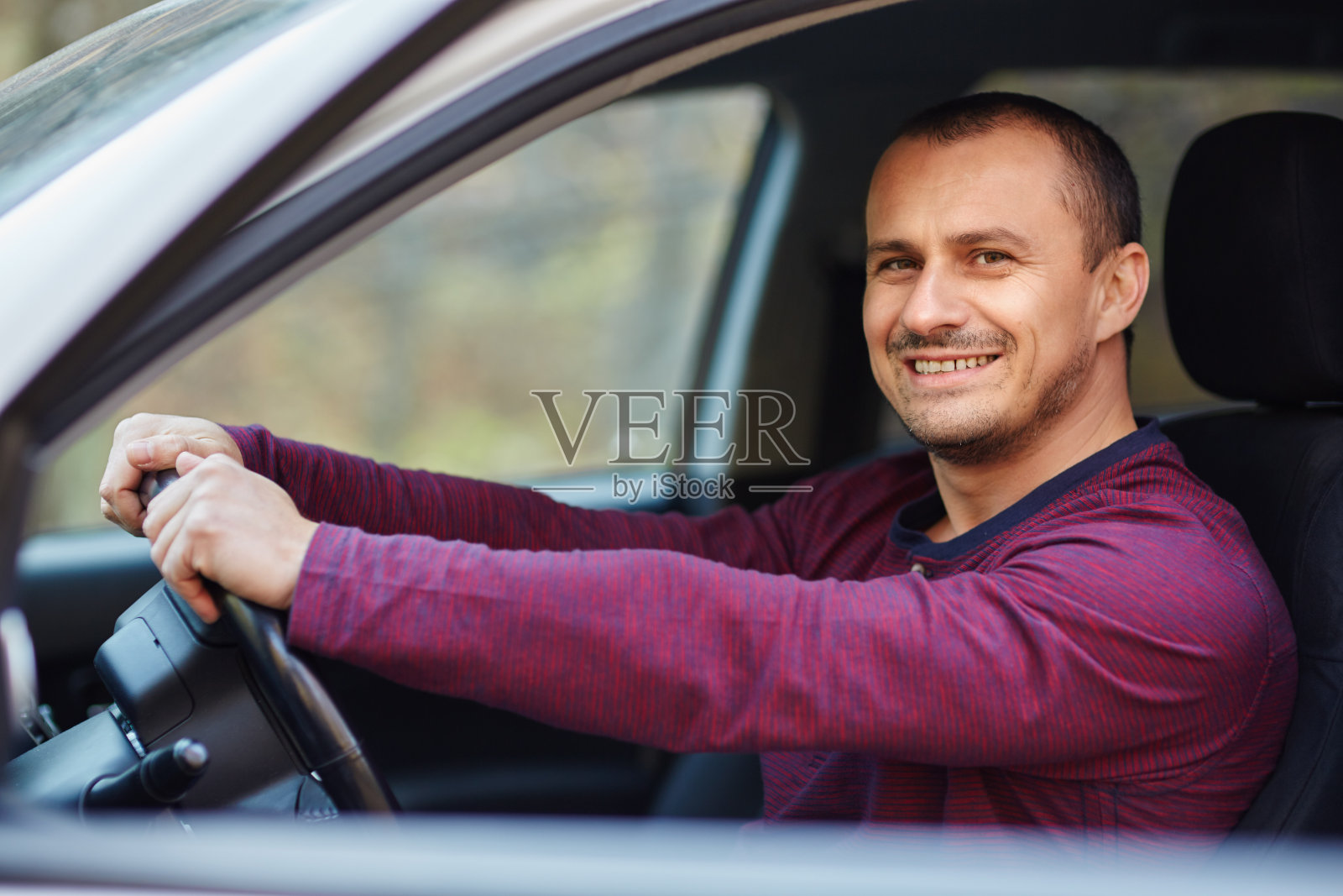 开着新车的快乐男人照片摄影图片