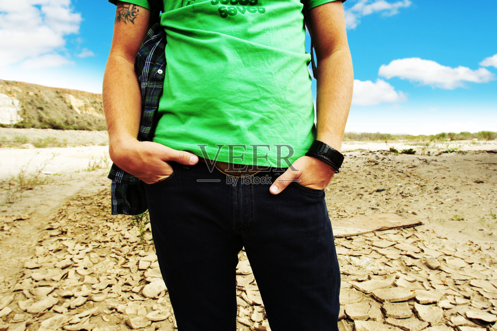 沙漠中的年轻人躯干照片摄影图片