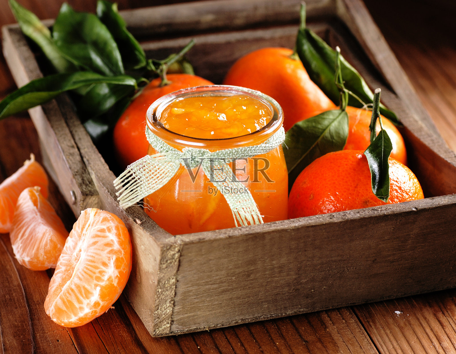 玻璃罐里的橘子酱照片摄影图片