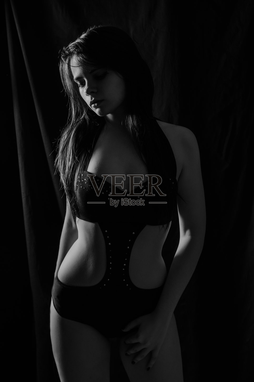 美容护理。水疗的女人。低调的单色肖像。照片摄影图片