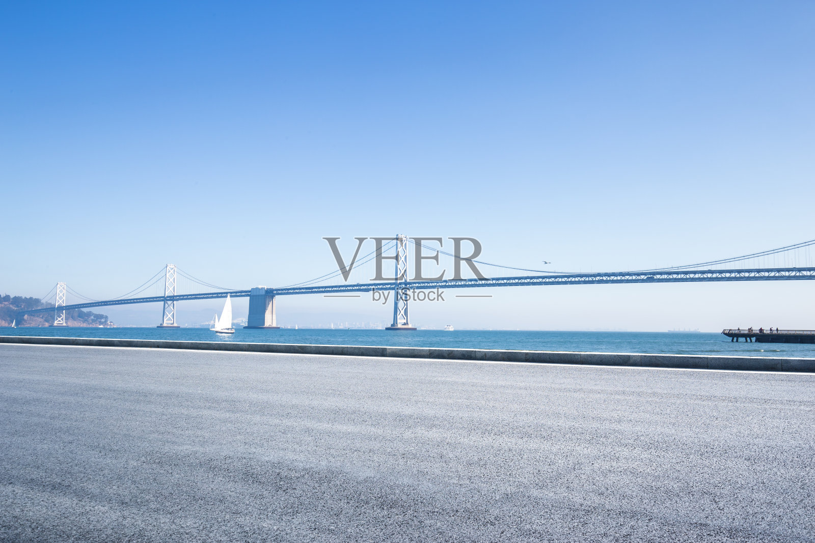 柏油路，大海与金门大桥在蓝天照片摄影图片