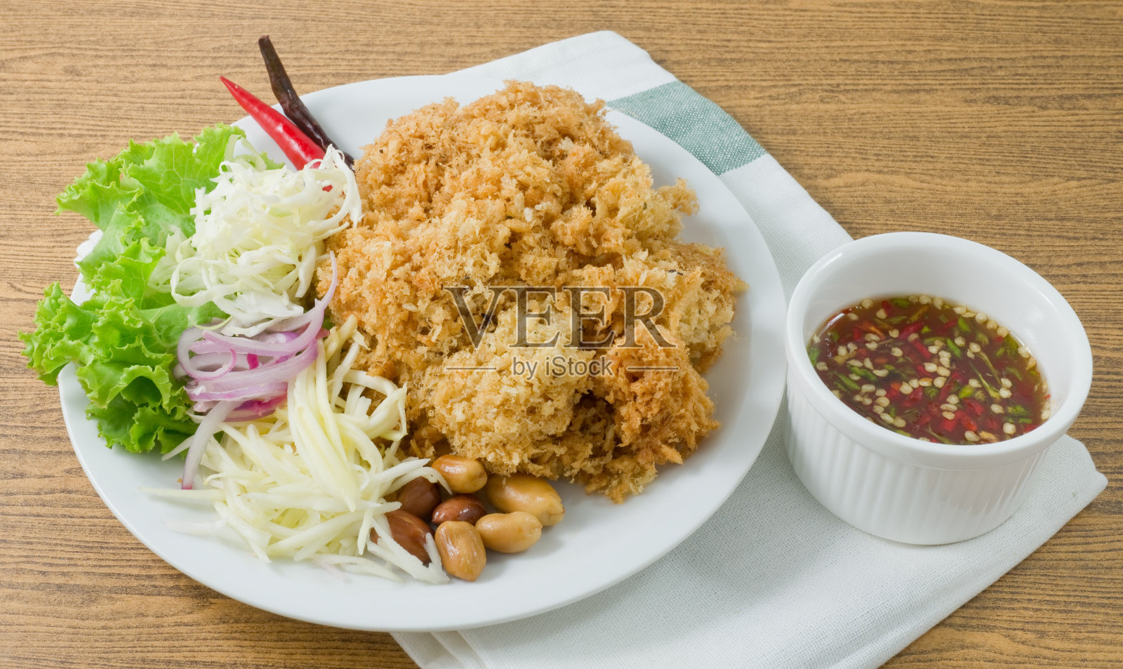 脆皮鲶鱼沙拉配青芒果和蔬菜照片摄影图片