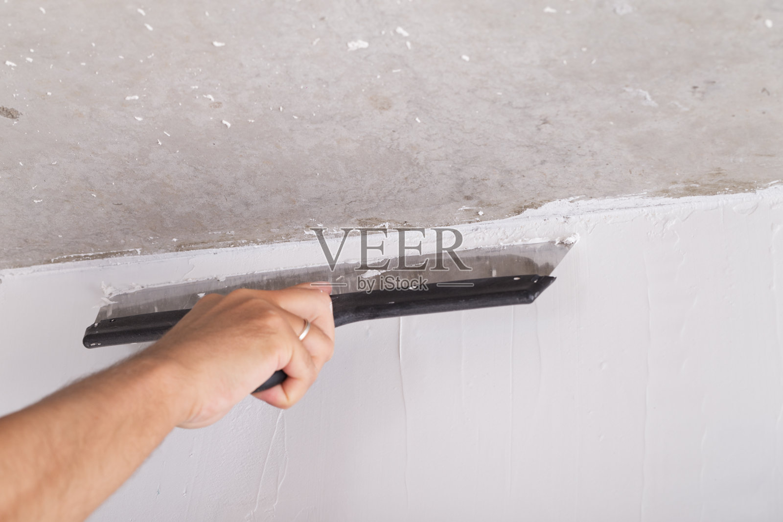 房屋装修，墙面刷灰泥照片摄影图片