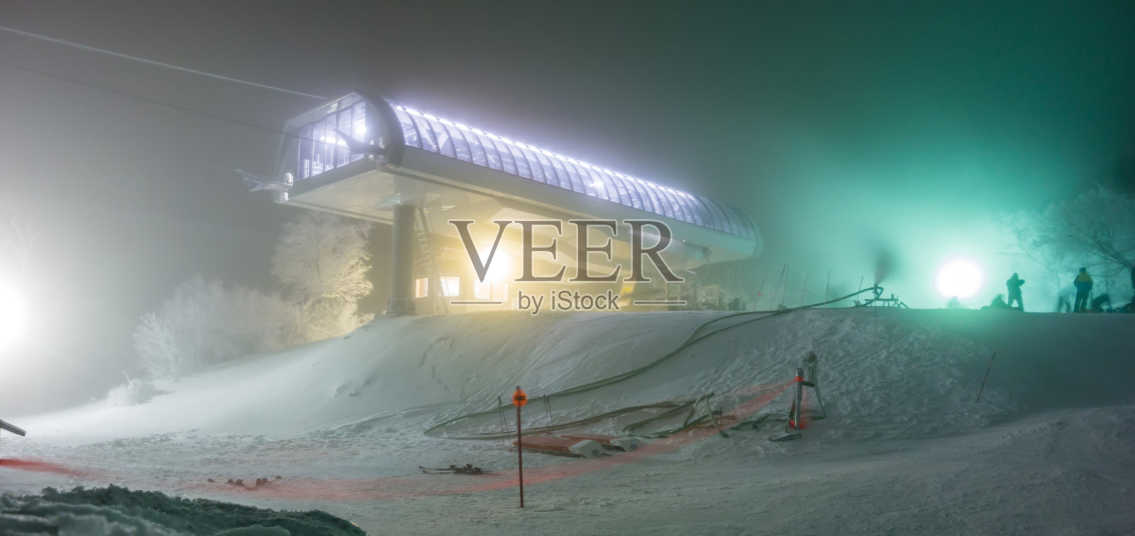 雪灾期间在滑雪场造雪照片摄影图片