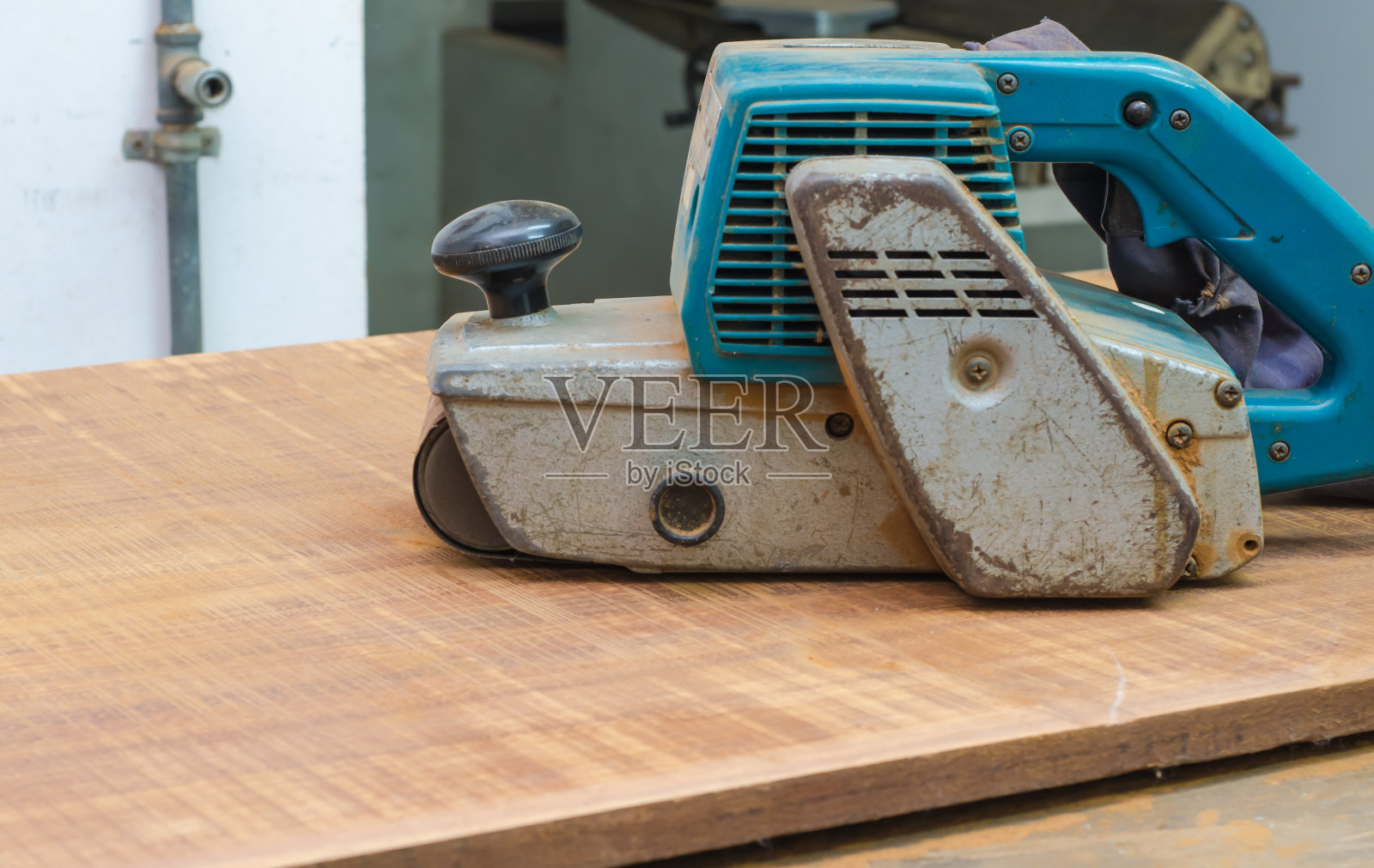 木匠在工作室里用木料做家具照片摄影图片