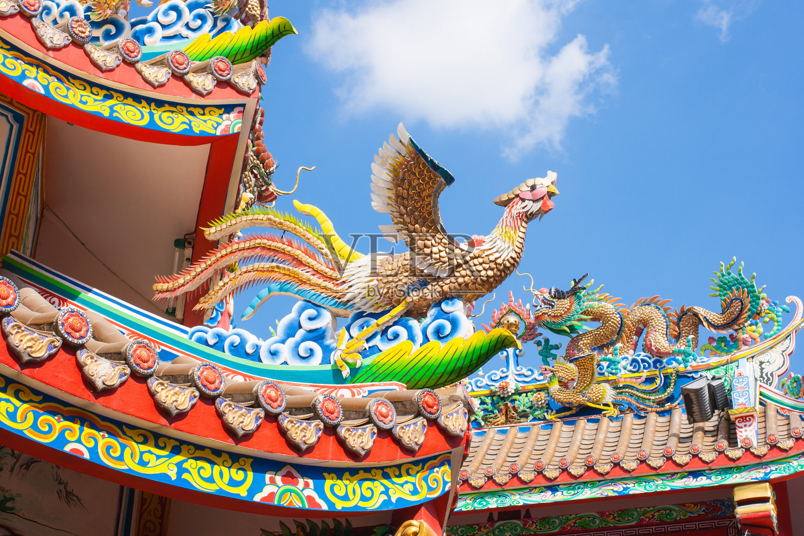 屋顶上装饰着天鹅和龙的雕塑。照片摄影图片