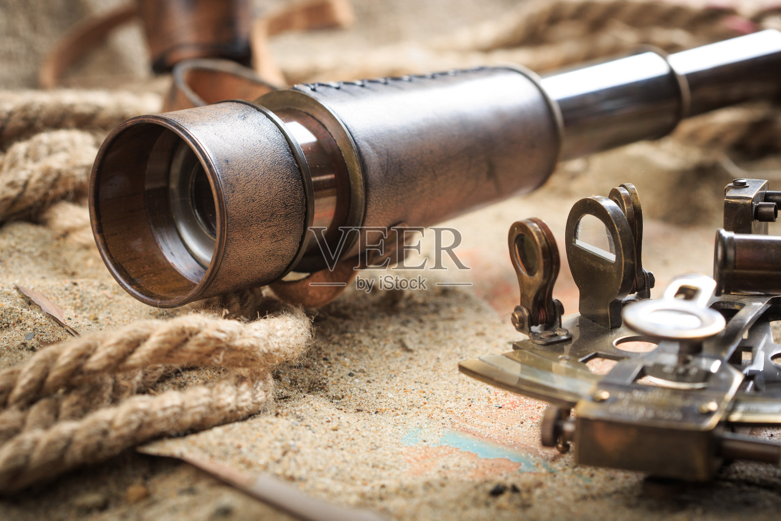 一套航海仪器，躺在沙滩上又旧又旧照片摄影图片