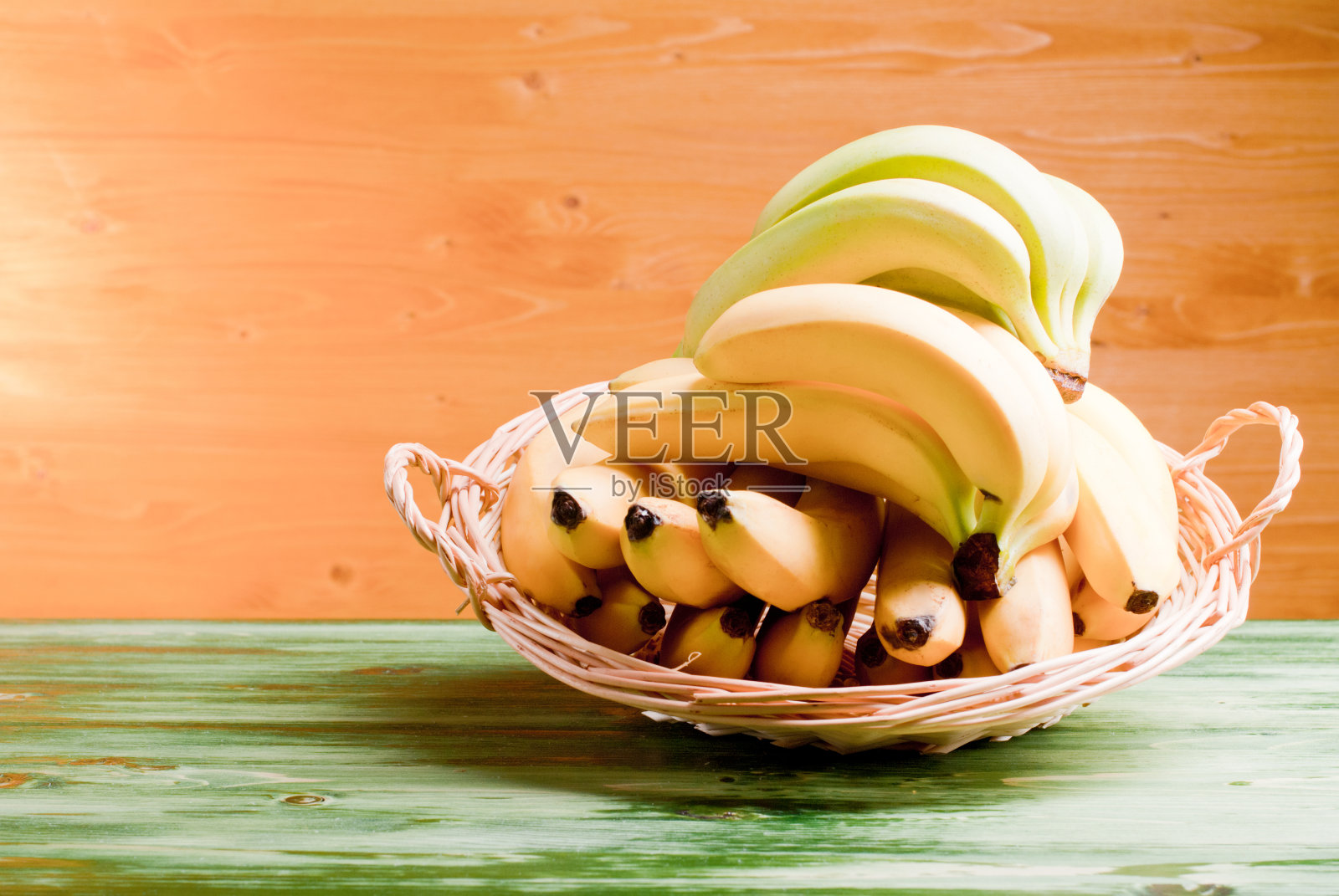 黄色和绿色的香蕉在绿色黑板上黄色的黑板上照片摄影图片