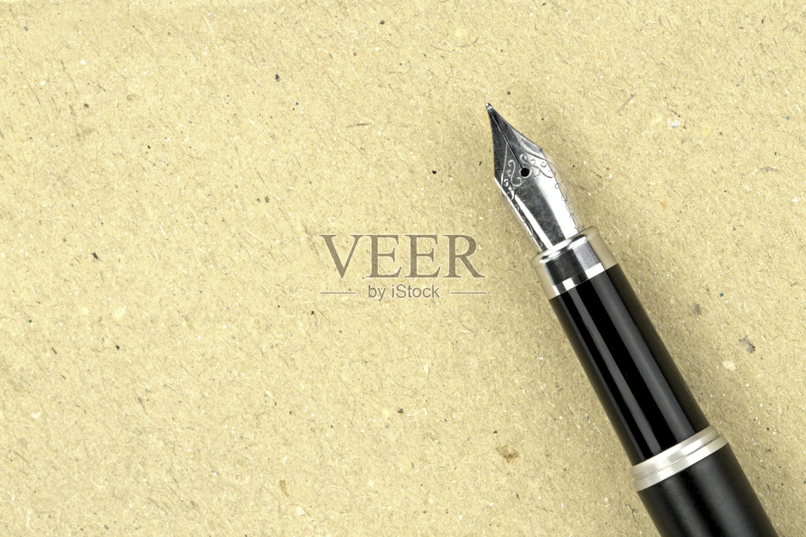 用钢笔写在旧的牛皮纸上照片摄影图片