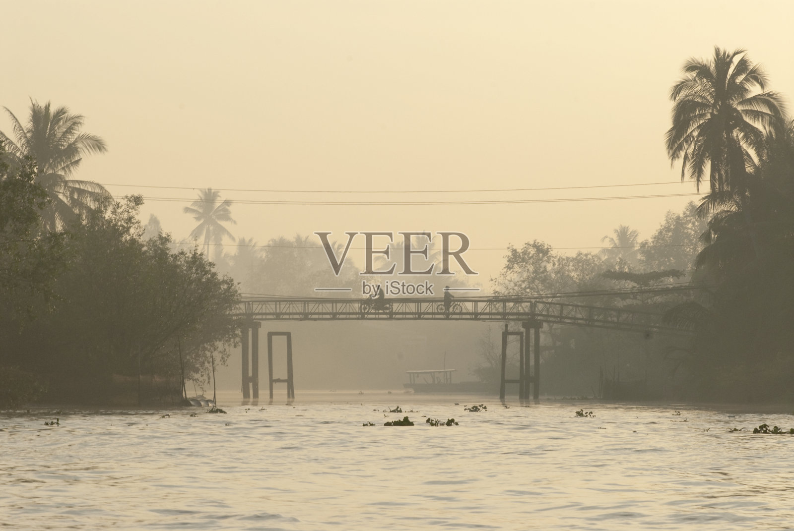 雾蒙蒙的早晨照片摄影图片