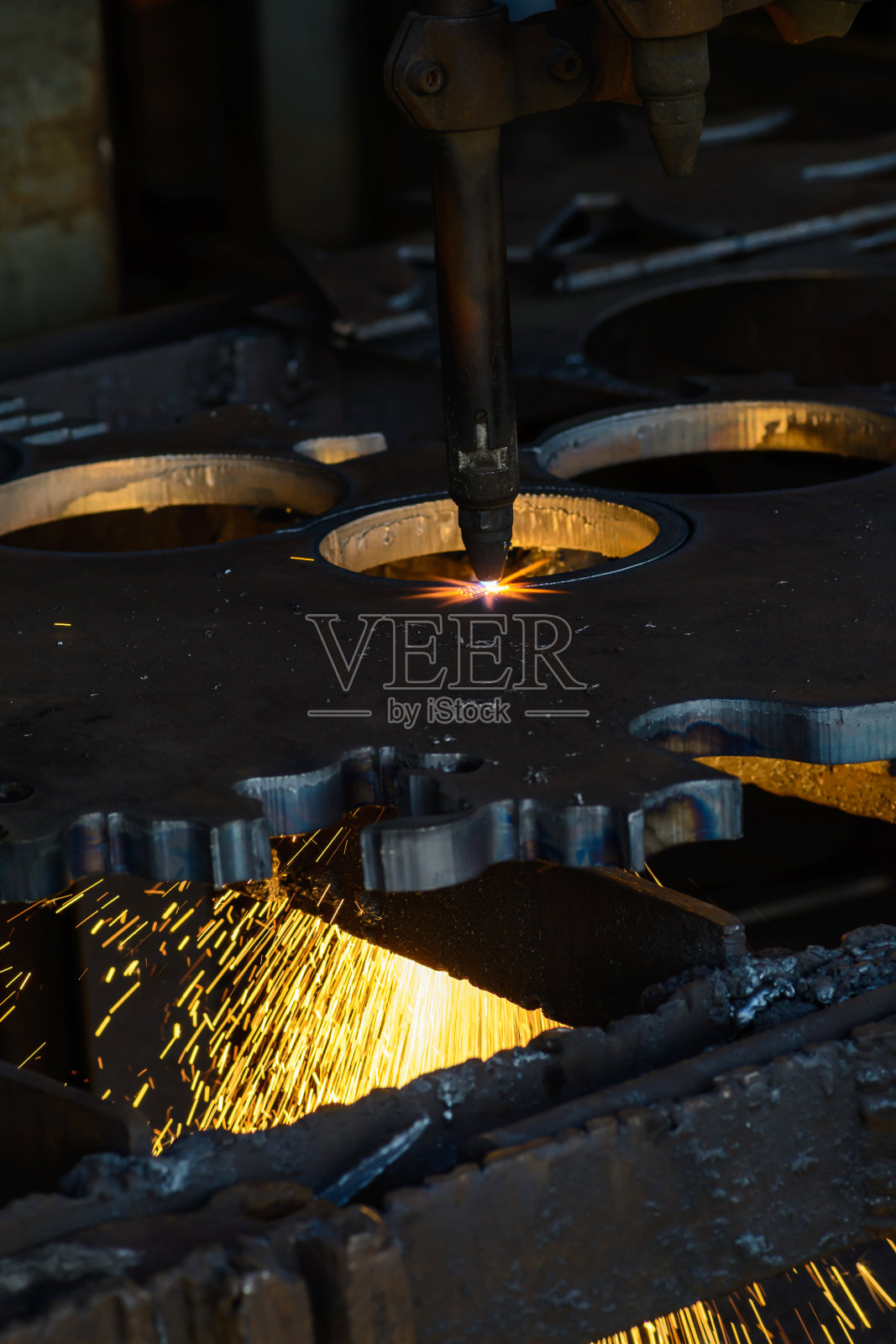 用火花激光切割焊接钢板材料照片摄影图片