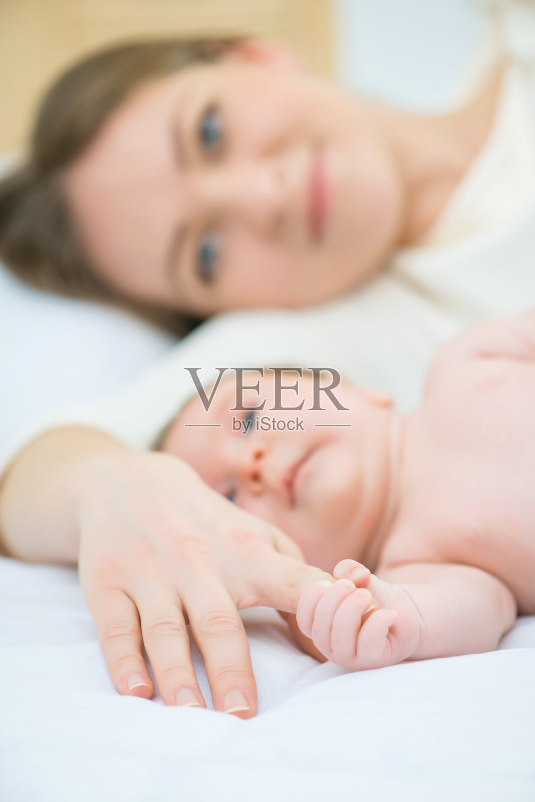 婴儿握着母亲的手指照片摄影图片