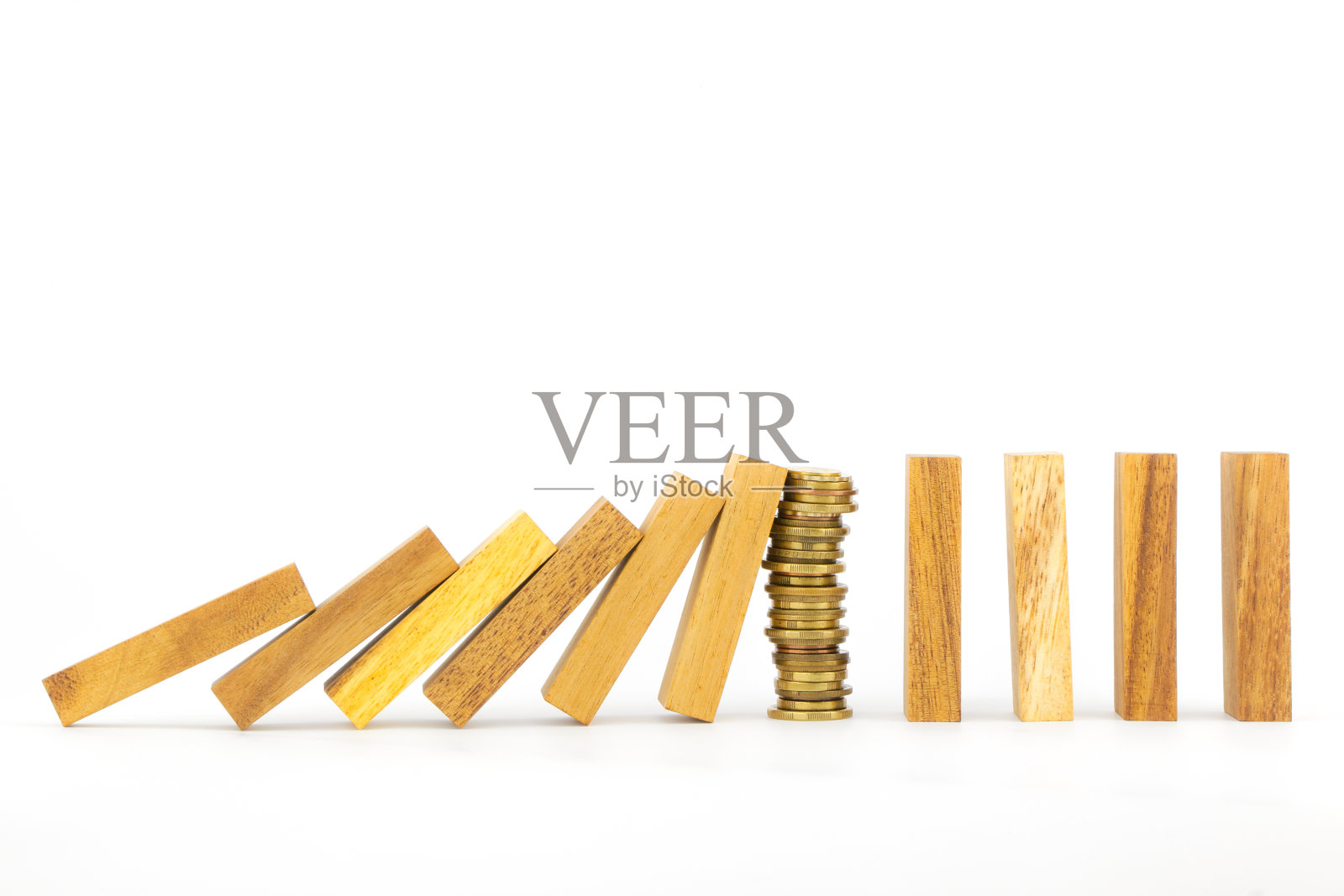 成功战略、金钱和多米诺骨牌照片摄影图片