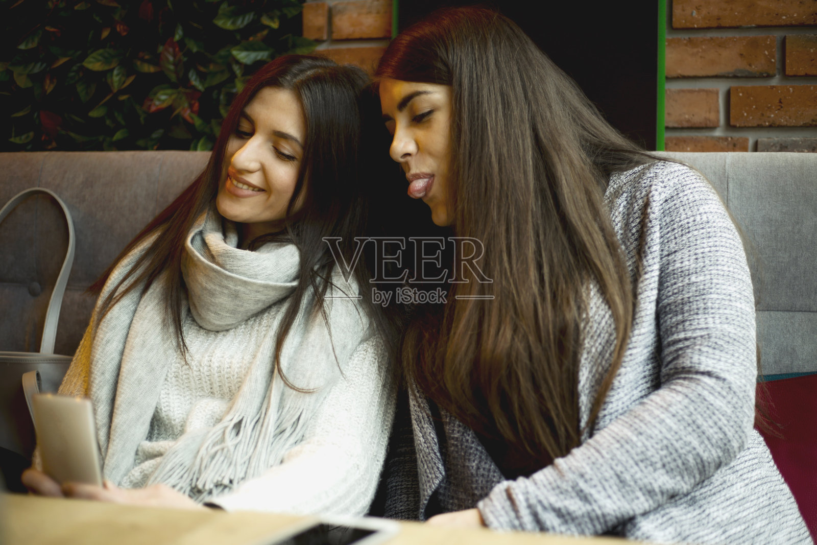 两个美女在咖啡馆自拍照片摄影图片